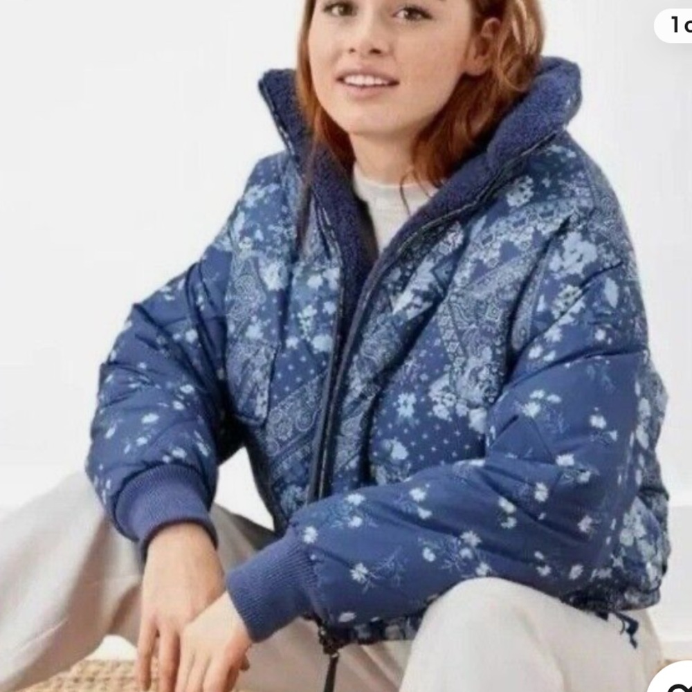 American Eagle Outfitters Blue Floral Bandana Print Puffer Jacket